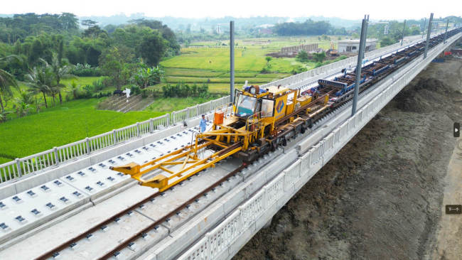 雅萬高鐵(tie)全線軌道(dao)鋪設完成(cheng)