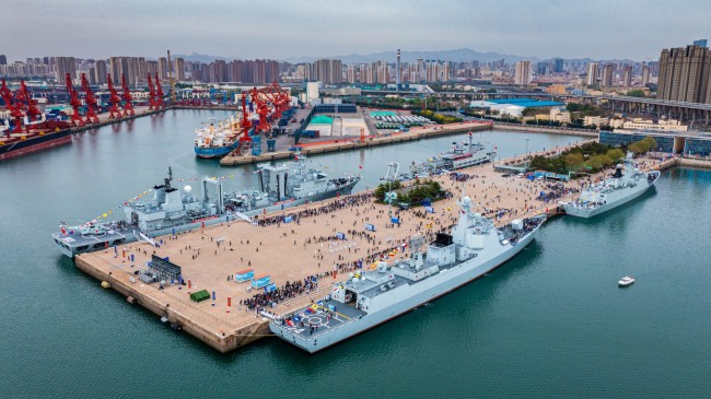 海軍(jun)舉行艦(jian)艇開放(fang)活動，開(kāi)封艦首(shǒu)次向公(gong)衆敞開(kāi)大門