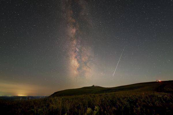看(kàn)!英仙座(zuo)流星雨(yǔ)絕美瞬(shun)間