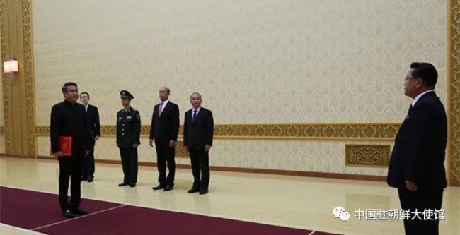 中國駐(zhu)朝鮮大使(shǐ)王亞軍向(xiang)崔龍海委(wei)員長遞交(jiāo)國書