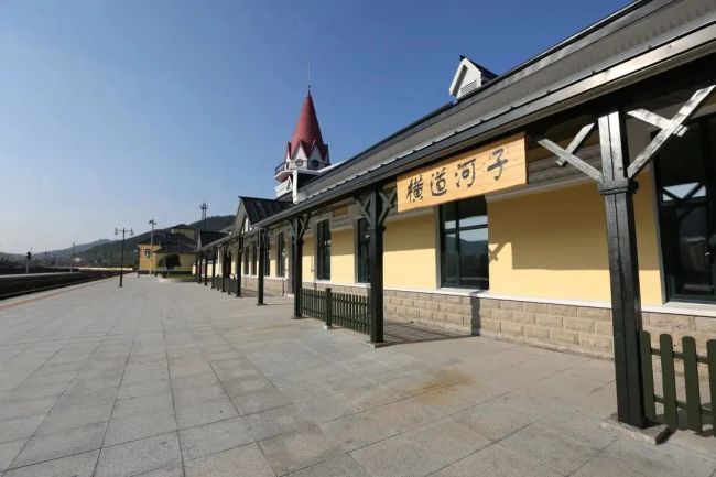 火車(chē)拉來的百年(nian)小鎮！坐高鐵(tiě)去一趟吧