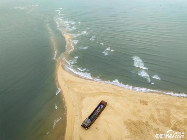 廣東茂(mao)名：海灘現(xian)交叉潮景(jing)觀