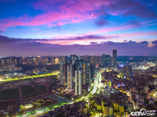 深圳:日(ri)出時分 朝(cháo)霞暈染天(tian)際