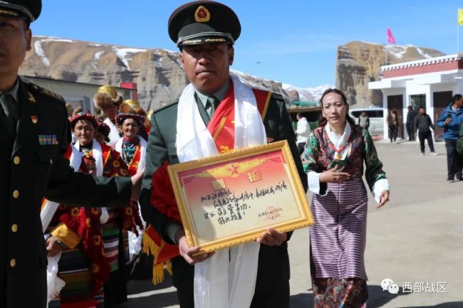 冰(bīng)消雪融時(shí)，一等功喜(xi)報送到戍(shù)邊軍人加(jiā)央歐珠家(jiā)中