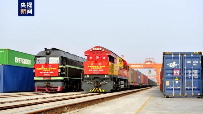 南昌(chang)國際陸港(gang)三列外貿(mao)班列同時(shi)開行