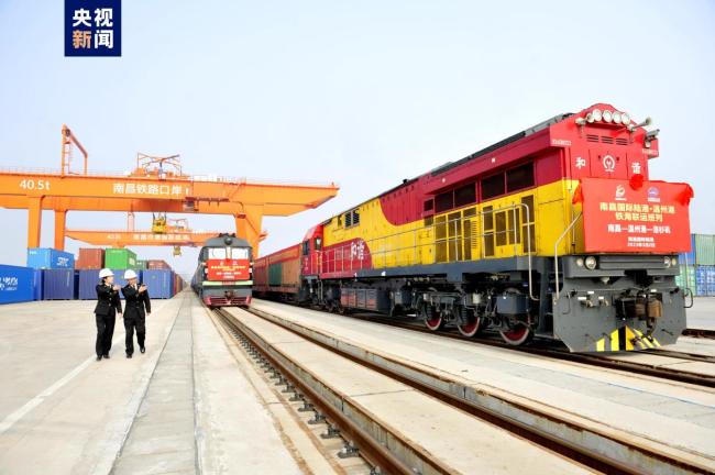 南昌國(guó)際陸港三(san)列外貿班(bān)列同時開(kāi)行