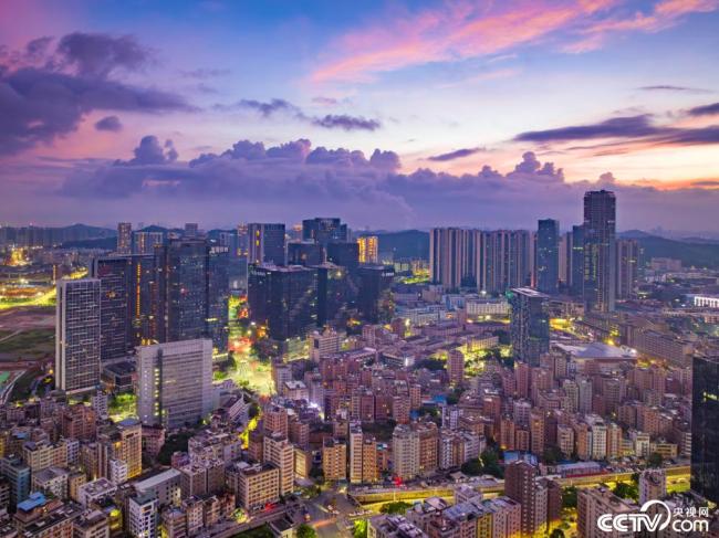 深(shēn)圳:日出時(shí)分 朝霞暈(yūn)染天際