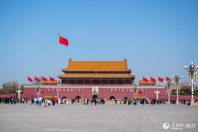 兩會召(zhao)開在即 北(běi)京天安門(mén)廣場紅旗(qí)招展