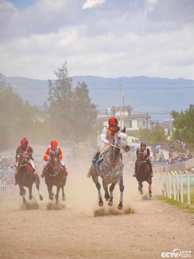 雲(yún)南大理:三(san)月街民族(zú)節賽馬大(dà)會開幕