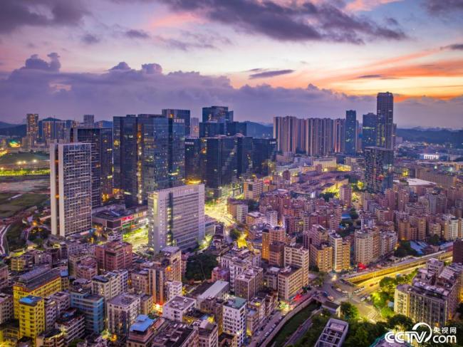 深圳:日出(chū)時分 朝霞(xia)暈染天際(jì)