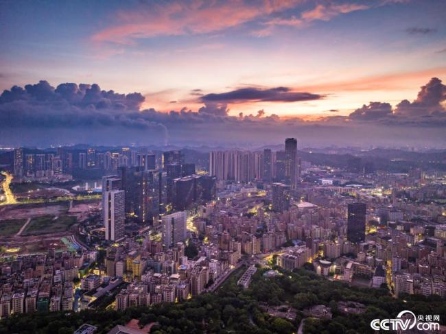 深圳(zhen):日出時分(fèn) 朝霞暈染(ran)天際