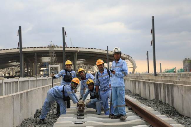 雅(ya)萬高鐵全(quan)線軌道鋪(pu)設完成