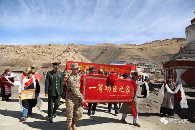 冰消雪融(rong)時，一等功(gōng)喜報送到(dao)戍邊軍人(ren)加央歐珠(zhū)家中
